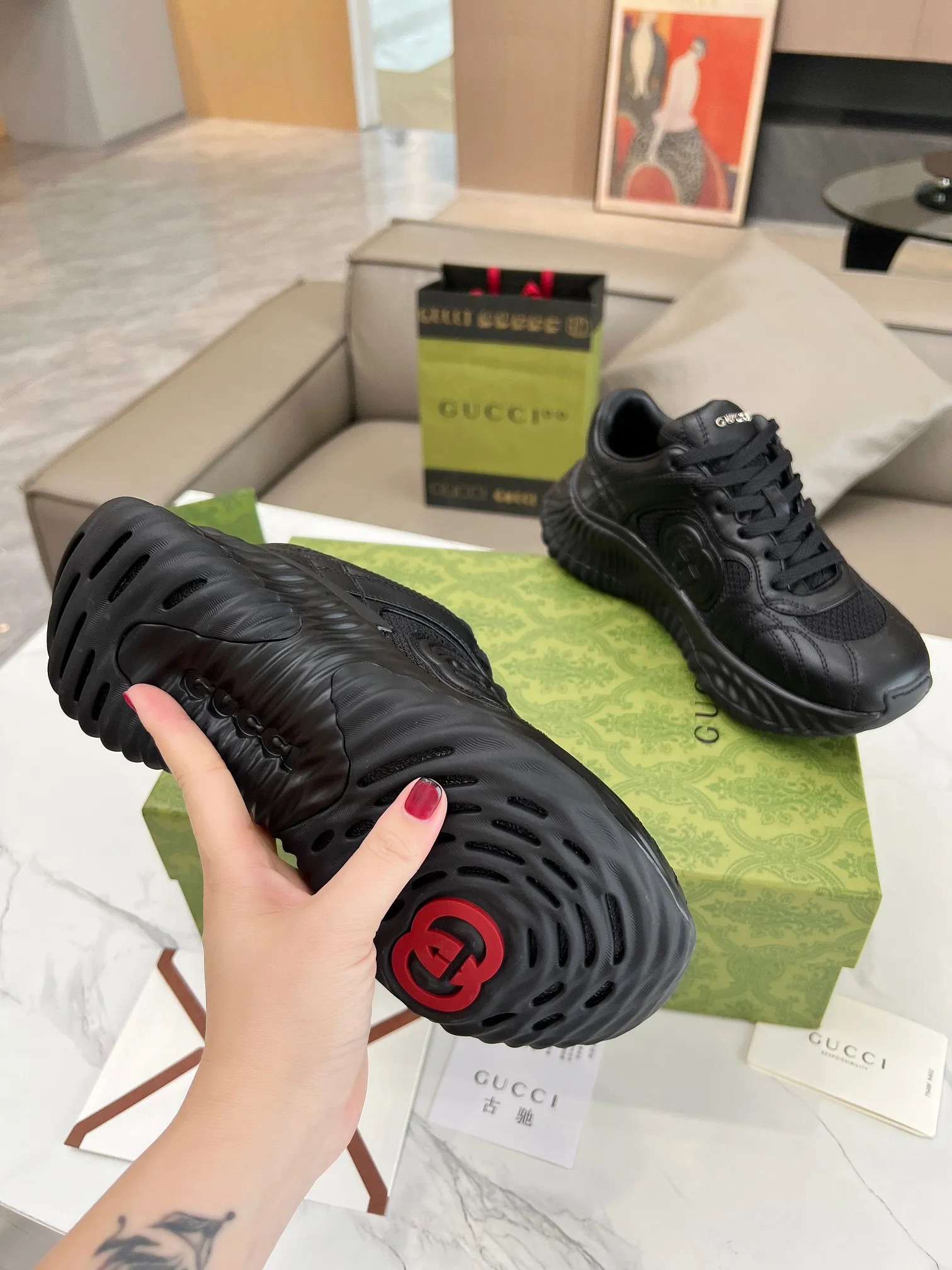 Men's men's shoes 💰780 Top version 🔝Original purchase and development [Love] This new sneaker adopts a thick-soled design, with stitched sheepskin upper and breathable mesh. Show full sense of technology. The 3D effect interlocking double G leather patch and Gucci letter metal accessories, two brand logo details, inject a dazzling texture into the overall design. The details are more substantial! ...